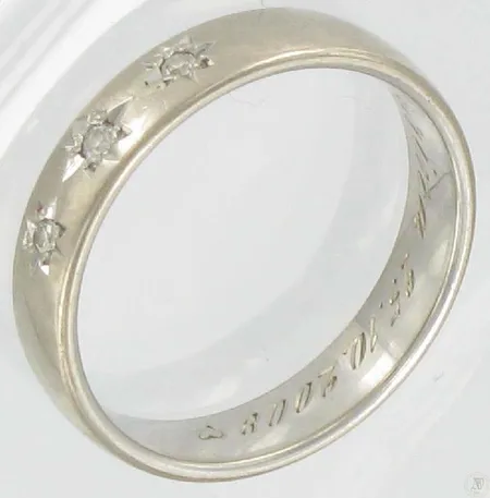Timanttisormus 1xn.0.03ct 2xn.0.02ct, kaiverrettu, koko 20, 585vk, paino 6,7g Vikt: 6,7 g