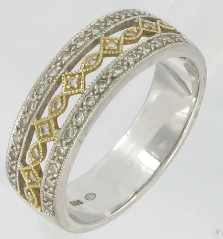 Timanttisormus 2-väri koko 17½, 41xn.0,005ct 585 paino 4,4g Vikt: 4,4 g