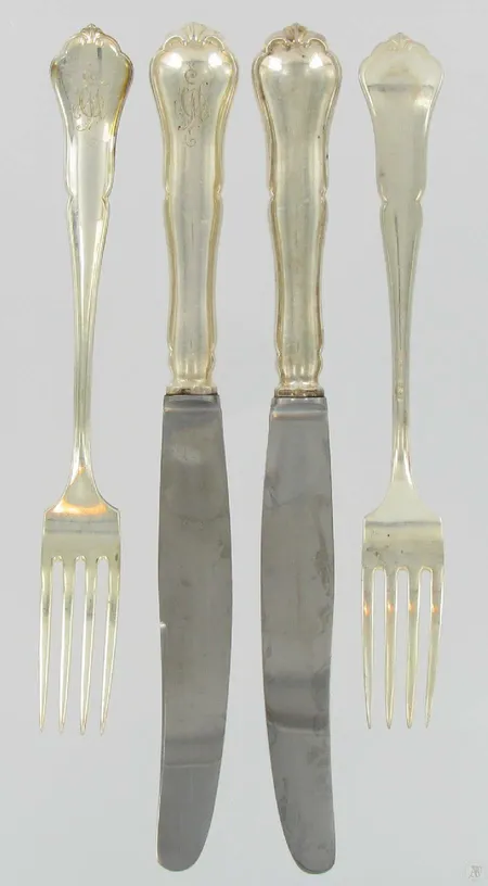 12 Ruokahaarukkaa ja -veistä, kaiverrettu, Chippendale, valmistettu 1949, 813 ja 813br, paino 562,9g ja 862,1g Vikt: 2077,6 g