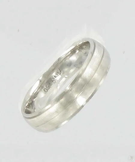 Sileä sormus timantilla 1xn.0,01ct, kaiverrettu, koko 17, leveys 5,0mm, 750vk, paino 4,9g Vikt: 4,9 g