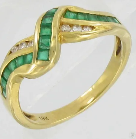 Timanttisormus vihreilla kivillä 6xn.0,01-0,02ct kaivertamaton koko 18,  750br paino 3,3g Vikt: 3,3 g