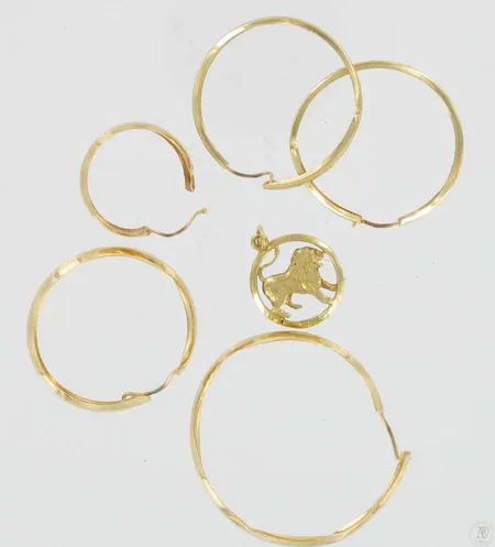 Riipus, 5kpl korvakoruja, viallisia, 585, paino 5,6g Vikt: 5,6 g