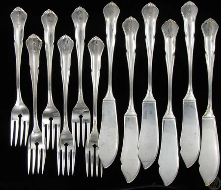 6 Kalahaarukkaa ja -veistä Chippendale kaiverrettu 830 paino 435g Kultakeskus