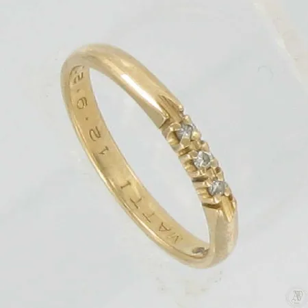 Timanttisormus 3xn.0,01ct kaiverrettu koko 17½, 585 paino 2,2g Vikt: 2,2 g