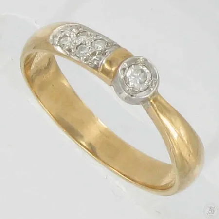 Timanttisormus 1xn.0,04ct 4xn0,005ct kaivertamaton koko 17, 585 paino 2,6g Vikt: 2,6 g