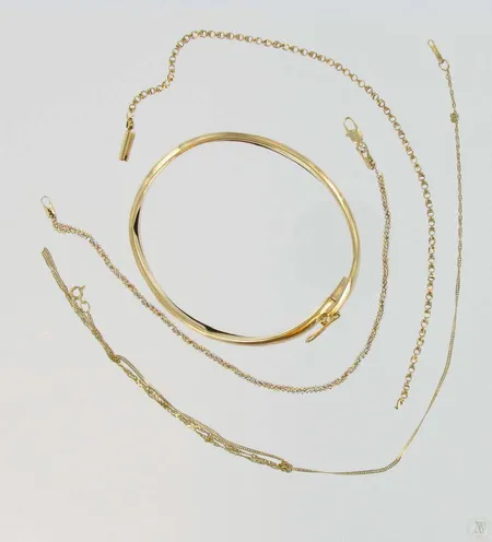 Rannerengas, 2kpl ranneketjuja, viallisia, 585, paino 8,6g, kaulaketju, viallinen, 333, paino 0,8g Vikt: 8,6 g