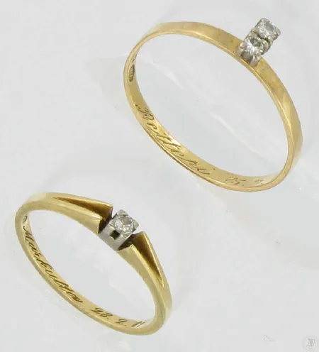 2 Timanttisormusta 1xn.0,03ct 2 xn.0,02ct kaiverrettuja 750 paino 2,7g Vikt: 2,7 g