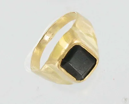 Kantasormus kivellä, viallinen, koko 21, 750br, paino 5,1g Vikt: 5,1 g