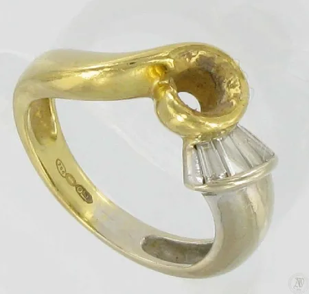 Romukultaa timanteilla 5xn. 0.08ct, 750, paino 6,2g Vikt: 6,2 g
