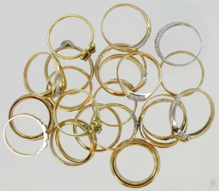24 Timanttisormusta pieniä timantteja, kaivertamattomia, 585, paino 54,5g Vikt: 54,5 g