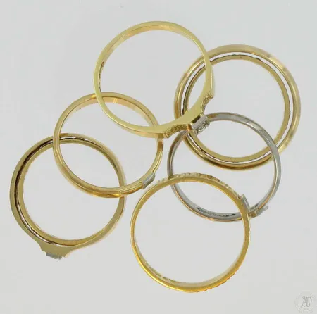 6 timanttisormusta pienillä timanteilla, 2 kivisormusta, kaivertamattomia, 750br, paino 19,7g Vikt: 19,7 g