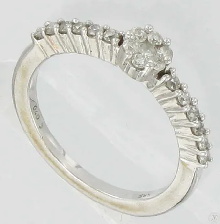 Timanttisormus yhteensä n.0.40ct, koko 16½, kaivertamaton, 585vk, paino 2,6g Vikt: 2,6 g