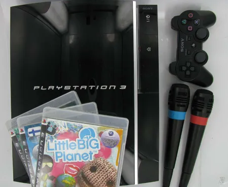 Pelikonsoli sony Playstation 3, mallinumero CECHLO4, ohjain, virtajohto, usb-johto, kaksi Singstar-mikrofonia, kolme peliä ja yksi elokuva