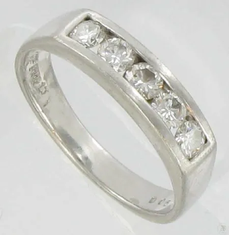 Timanttisormus 5xn.0.12ct, koko 17¾, kaivertamaton, platinaa 900, paino 4,4g Vikt: 4,4 g