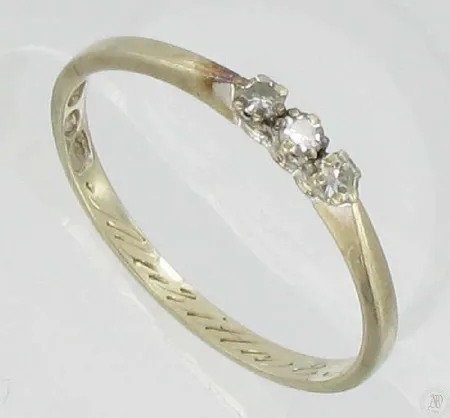 Timanttisormus 3xn.0.03ct, koko 17½, kaiverrettu, 750vk, paino 1,4g Vikt: 1,4 g