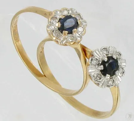 Kaksi safiirisormusta pienillä timanteilla, 12xn.0.005ct, koko 17, kaivertamattomia, 585br, paino 1,0g ja 1,1g Vikt: 2,1 g