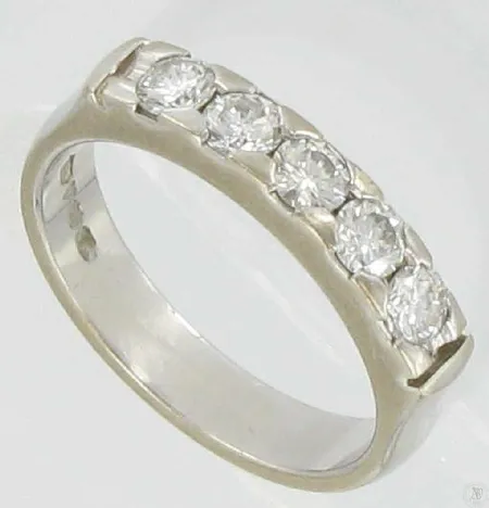 Timanttisormus 5xn.0.10ct, koko 16, kaivertamaton, 750vk, paino 4,4g Vikt: 4,4 g