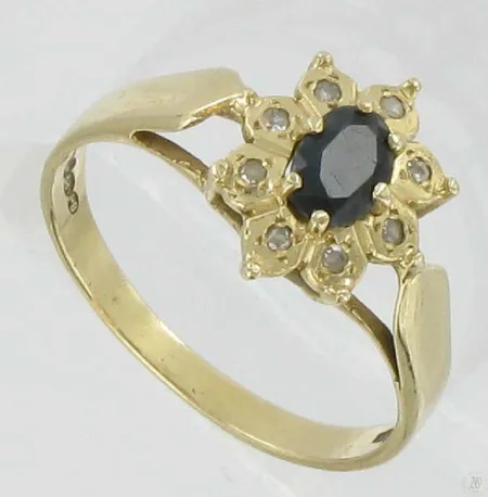 Safiirisormus pienillä timanteilla 8xn.0.005ct, koko 18½, kaivertamaton, 585br, paino 2,7g Vikt: 2,7 g