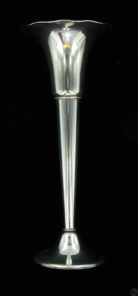 Hopeinen maljakko, kaiverrettu, korkeus 25cm, 813br, 171,3g Vikt: 171,3 g