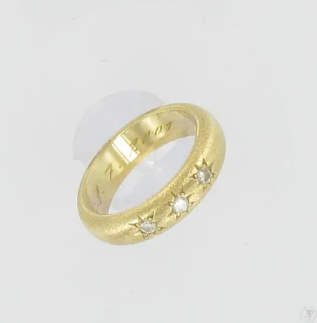 Timanttisormus 3xn.0,04ct, kaiverrettu, koko 16¼, 585, paino 5,,9g Vikt: 5,9 g