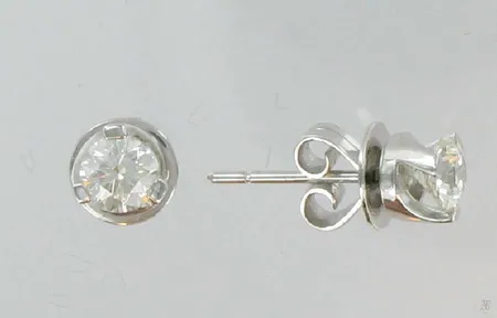 Timanttikorvakorut vk, 1xn.0,47ct ja 1xn.0,48ct, 750, paino 3,4g Vikt: 3,4 g