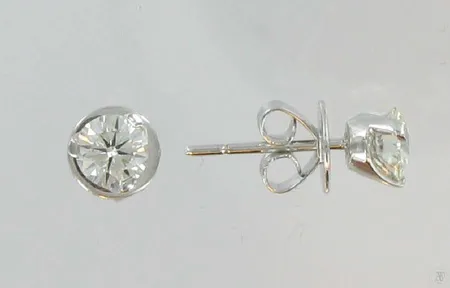 Timanttikorvakorut vk, 1xn.0,57ct ja 1xn.0,62ct, 750, paino 2,4g Vikt: 2,4 g