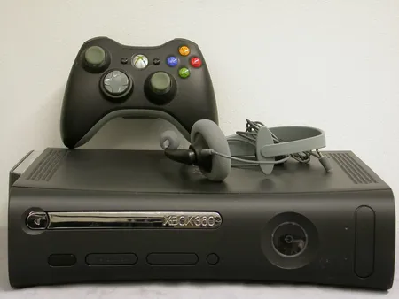 Pelikonsoli  XBox 360 Elite, 1 ohjain, kuulokkeet, kaapelit Vikt: 8100   g