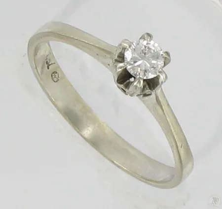 Timanttisormus 1x.0,18ct kaivertamaton 17½ 750vk paino 2,4g timantista irronnut pieni pala sivusta Vikt: 2,4 g