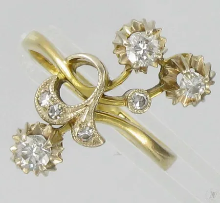 Timanttisormus 2xn.0,16ct, 1xn.0,08ct, 4xn.0,01-0,02ct kaivertamaton koko 18, 750 paino 5,3g runko hieman vääntynyt Vikt: 5,3 g