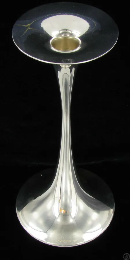 Kynttilänjalka sign.TW. trumpetti  830 kaiverrettu paino 391g kork. 23cm
