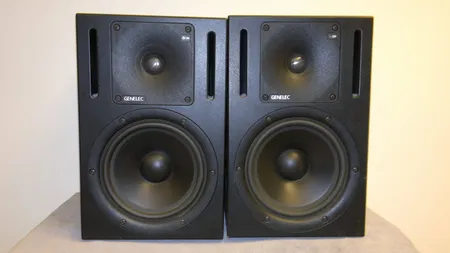 2 Kaiutinta Genelec 1030A virtajohdot puuttuu