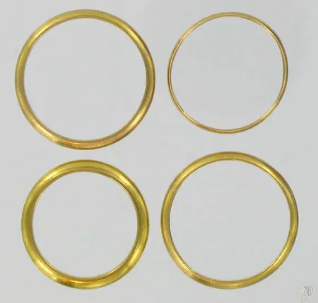4 Sileää sormusta, koko 18¼, 19¼, 20¾ ja 21, kaiverrettu, 750, paino 14,8g Vikt: 14,8 g