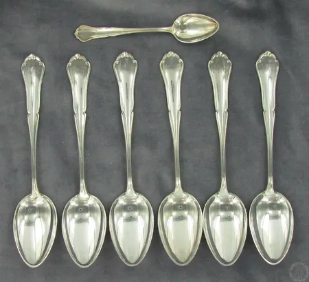 6 ruokalusikkaa ja 1 kahvilusikka, Chippendale, kaiverrettu, pituus 17cm, 830, paino 230,6g Vikt: 230,6 g