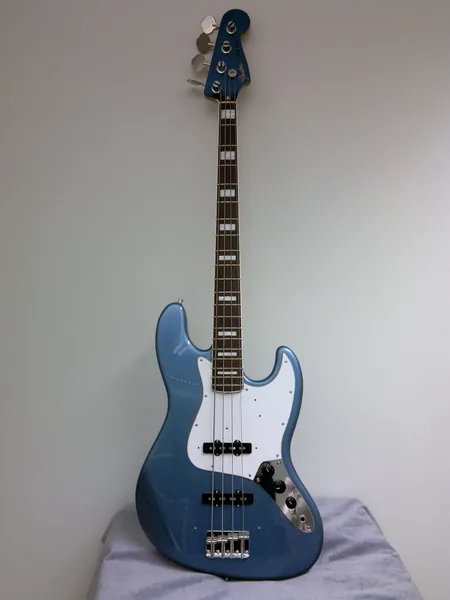 Sähköbasso Fender Jazz Bass, Japan, numero S 026789, kova laukku