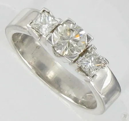 Timanttisormus 1xn.0.50ct 2xn.0.12ct, kaivertamaton, koko 16¾, 585vk, paino 5,0g Vikt: 5   g