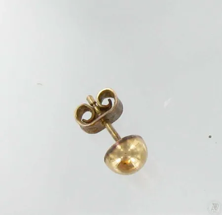 Nappikorvakoru, 585, paino 0,8g Vikt: 0,8 g