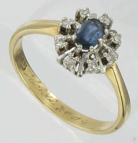 Sinisafiirisormus timanteilla 8xn.0.01ct, kaiverrettu, koko 17¼, 585br, paino 2,3g Vikt: 2,3 g