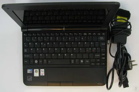 Toshiba NB200-10G minikannettava, verkkolaturi ja laukku