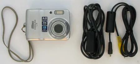 Digikamera Nikon Coolpix L4 levykkeet ja johdot laatikossa