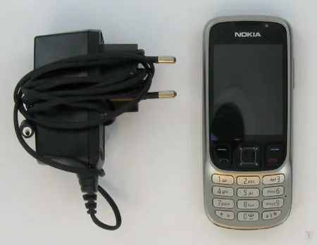 Gsm-matkapuhelin nokia 6303 ja laturi