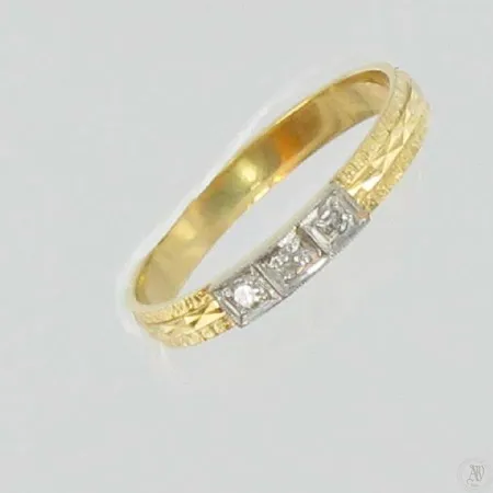 Sileä sormus timanteilla 3xn.0,01ct, kaivertamaton, koko 18, 750, paino 2,3g Vikt: 2,3 g