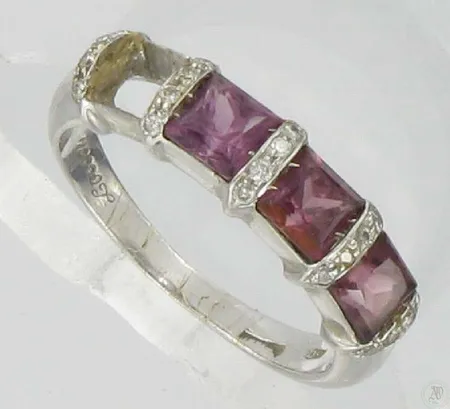 Kivisormus timanteilla 19xn.0.005ct, vaillinainen, 750vkbr, paino 3,6g Vikt: 3,6 g