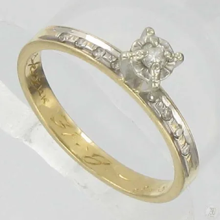 Timanttisormus 1xn.0.05ct 8xn.0.005ct, kaiverrettu, koko 16¾, 585, paino 1,8g Vikt: 1,8 g
