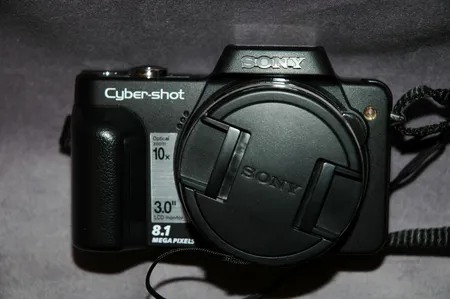 Digitaalikamera Sony DSC-H10, 10xoptinen zoom, Carl Zeiss optiikka, 3.0 tuuman LCD monitori, 8.1 mega pixeliä, akku, laturi, muistikortti 2gb ja adapteri, kaksi johtoa, cd-rom ja ohjekirjat