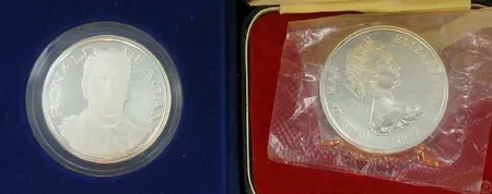 2 hopeista mitalia, Elisabeth II 1972 ja Ronald Reagan 1981