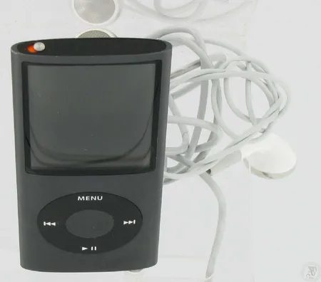 Apple Ipod Nano 8gb musta, näytössä pieniä naarmuja, kuulokkeet