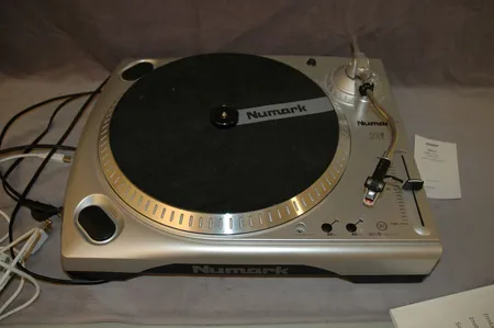 Levysoitin Numark TT USB, kaksi johtoa, adapteri, cd-rom ja ohjekirjat