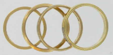 Neljä sileää sormusta, joista yksi timanteilla 3xn.0.005ct, kaiverrettu, koko 15½, ja 17¾, 750, paino 10,8g Vikt: 10,8 g