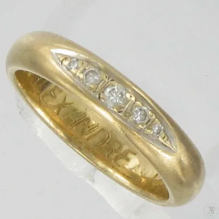 Timanttisormus 1x.0,04ct, 2xn.0,02ct, 2xn.0,005ct kaiverrettu, koko 17,  585 paino 4,8g Vikt: 4,8 g