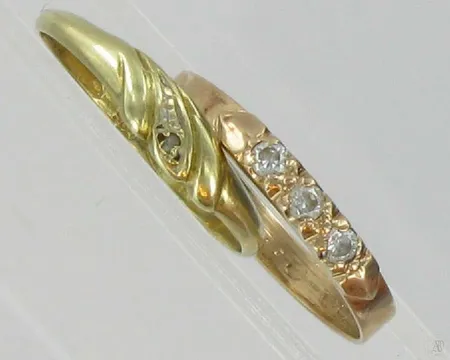 2 kivisormusta kaiverrettu, viallisia 585br paino 1,6g Vikt: 1,6 g